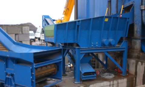 Vibrating trough conveyor with unbalanced motor