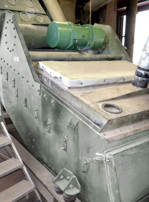 Circular motion vibrating screen